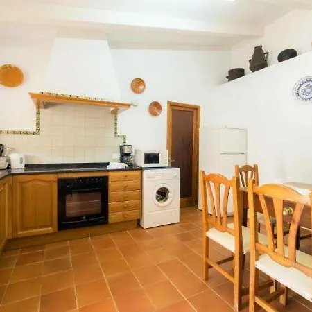Sleeps 6 With Pool Air Con And Wifi